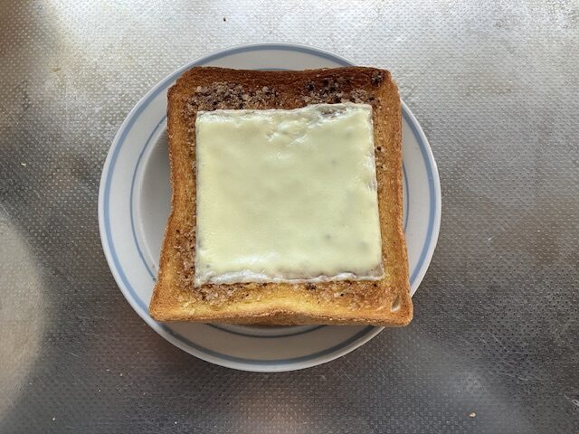 ぬって焼いたらカレーパンを食パンに塗り、チーズを乗せました。