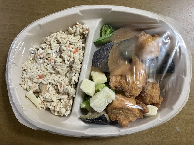 外袋から取り出した「五目ご飯と野菜と鶏肉の黒酢あん」です。
