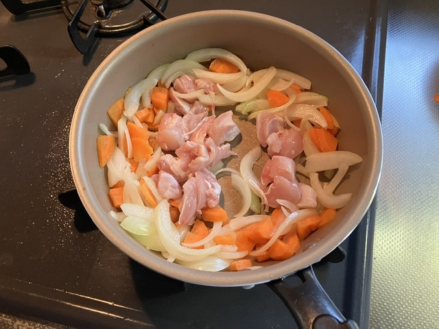 お肉やにんじん、玉ねぎが炒められています。