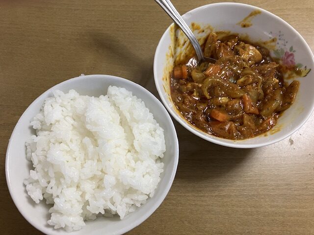 白飯とスパイスカレーです。