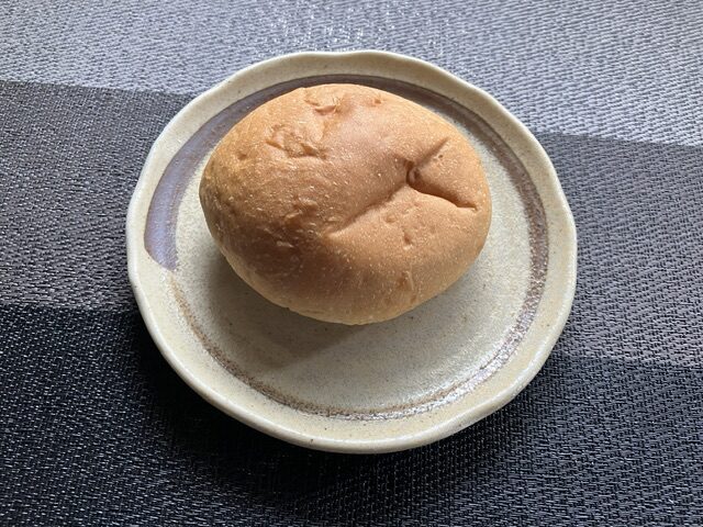 バンズパンがお皿に乗っています。