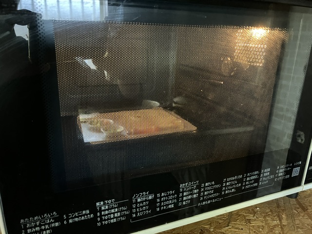 JALの冷凍機内食を温めています。