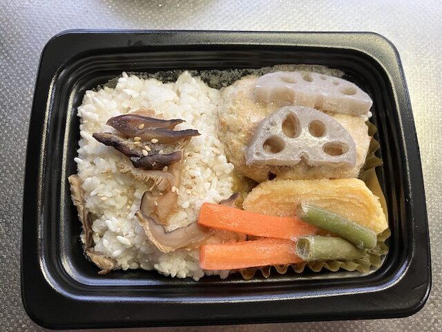 解凍前のJALの冷凍機内食です。