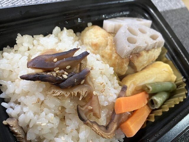 JALの冷凍機内食の中身全体を拡大。