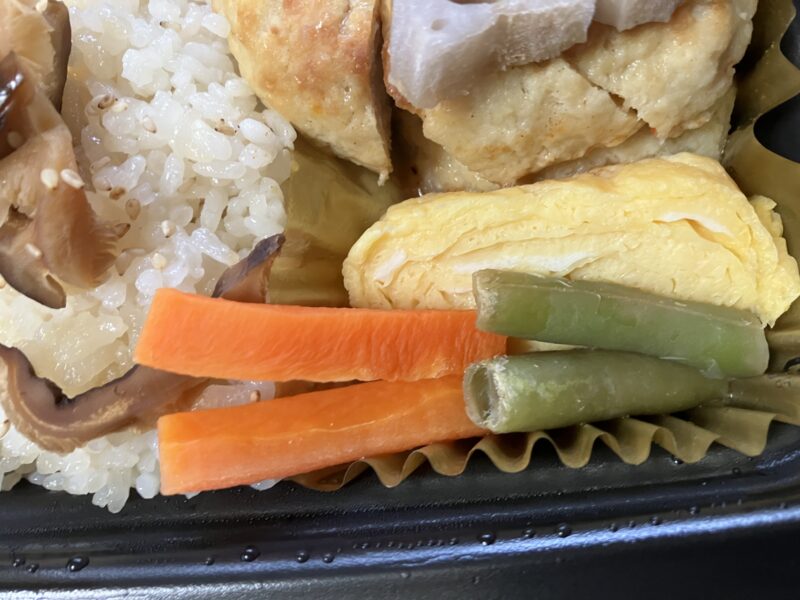 JALの冷凍機内食のインゲンと人参です。