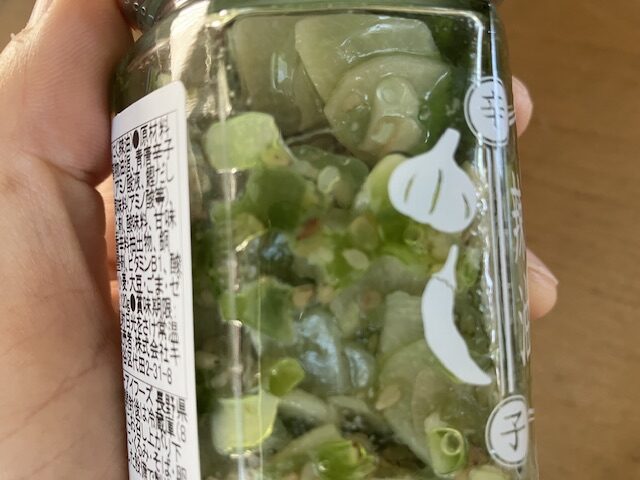 カルディの青いにんにく辣油の側面を拡大しています。