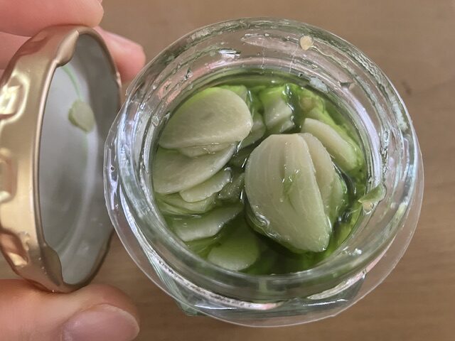 カルディ青いにんにく辣油の蓋を開けた中身です。