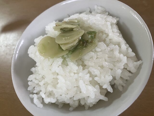 カルディの青いにんにく辣油をご飯に乗せています。