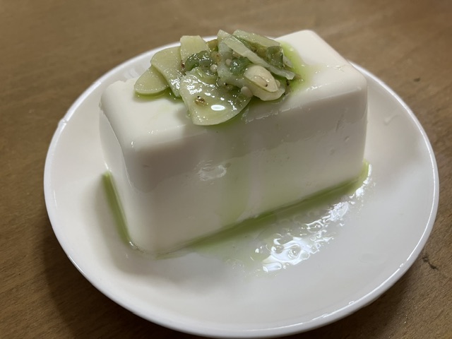 カルディの青いにんにく辣油を豆腐にかけました。