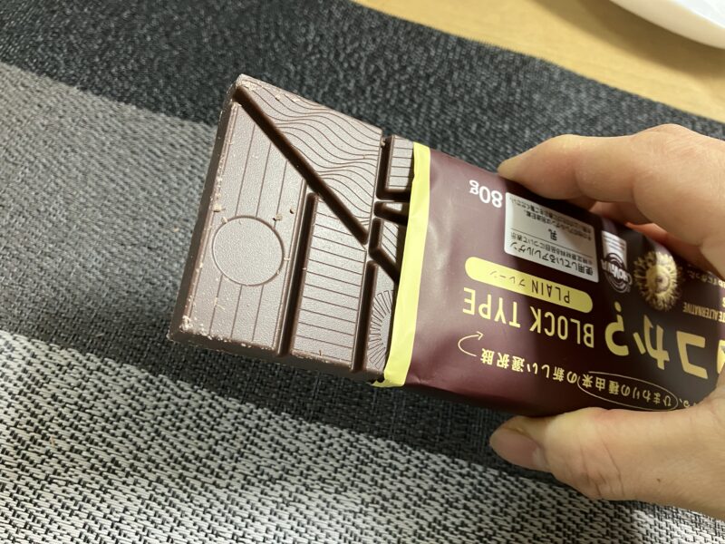 チョコか?をパッケージから半分でた写真です。