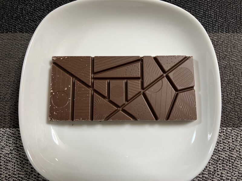 チョコか?をお皿に乗せています。