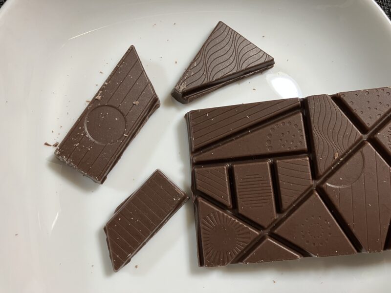 チョコか?を溝に沿って折っています。