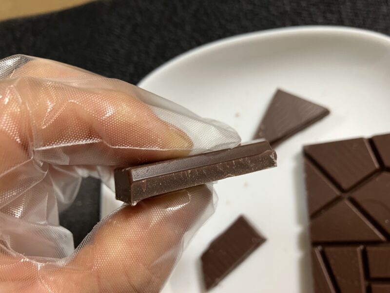 チョコか?を食べられるサイズに折り、持っています。