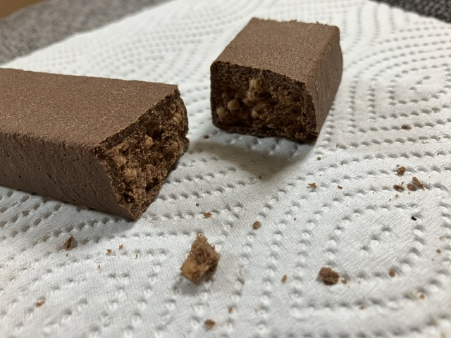 inバープロテインベイクドチョコを半分に分けています。