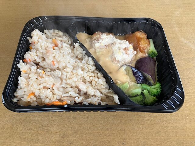 チキン南蛮と炊き込みご飯の全体写真です。