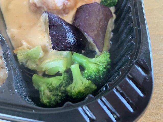 揚げなすと温野菜のブロッコリーです。