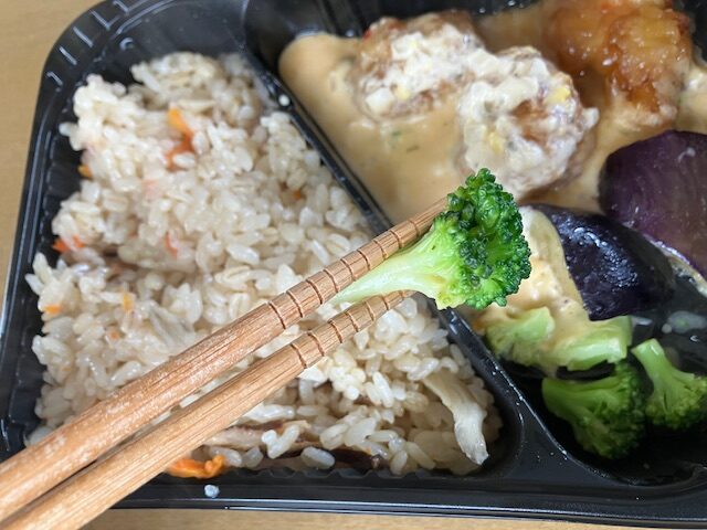 ブロッコリーをお箸で掴んでいます。