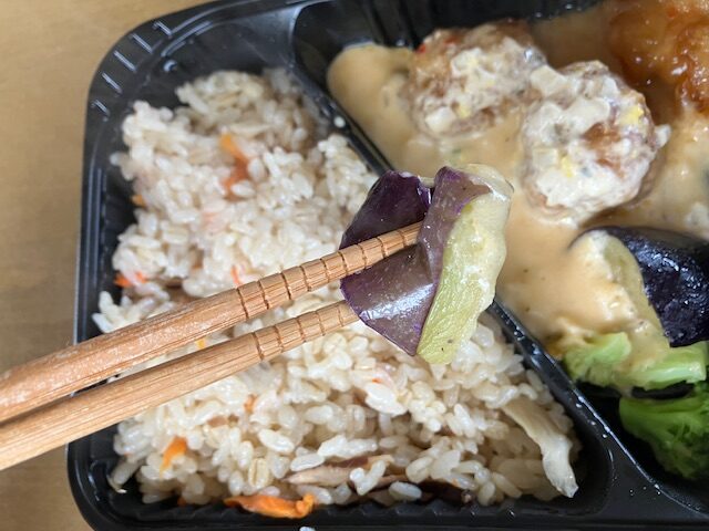 揚げなすをお箸で掴んでいます。