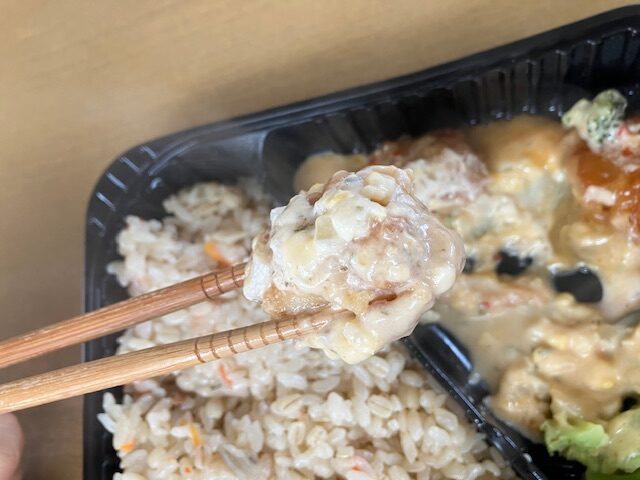 チキン南蛮を箸で掴んでいます。