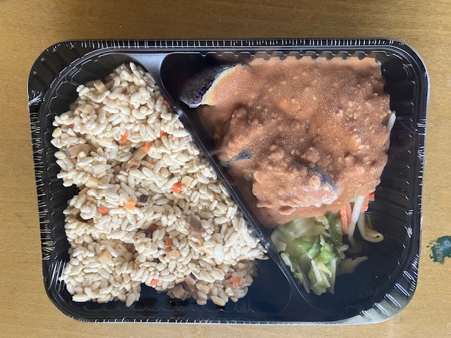 温め前のトップバリュのなす炒め風炊き込みご飯です。