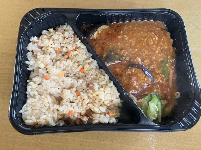 温めた後のトップバリュのなす炒め風炊き込みご飯です。