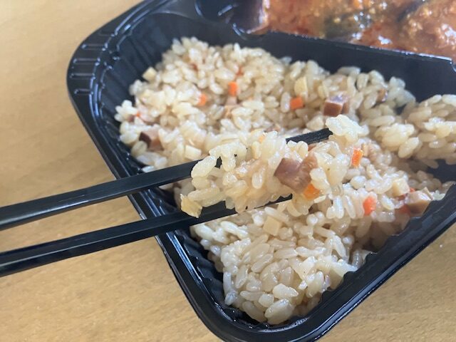 炊き込みご飯には押し麦が入っていてプチプチ食感が美味しいです。