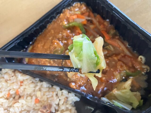 なす炒め風の付け合わせの温野菜（キャベツ）です。