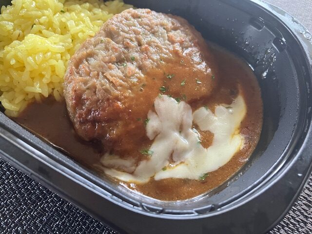 チーズカレーとハンバーグの拡大写真です。