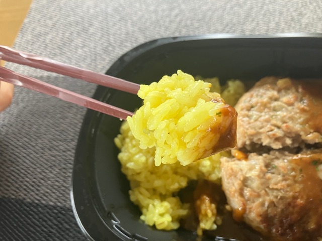 ターメリックご飯をすくっています。