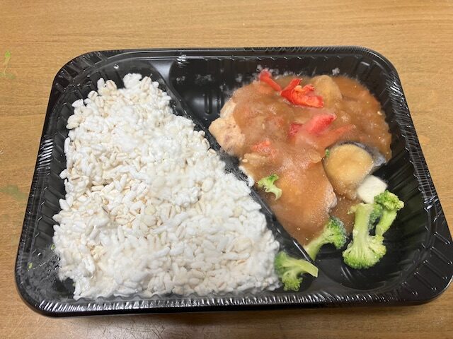 トップバリュから揚げ黒酢あんかけと押し麦ご飯の温め前です。