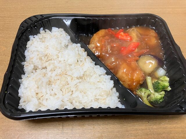トップバリュから揚げ黒酢あんかけと押し麦ご飯の温め後です。
