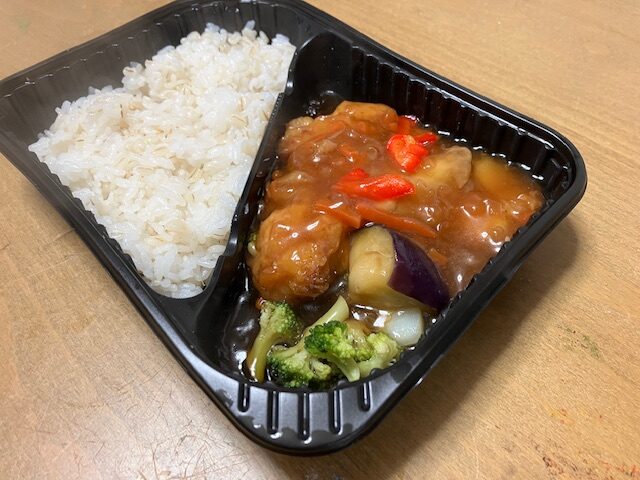 から揚げの黒酢あんかけと押し麦ご飯の全体写真です。