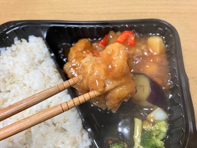 あんかけにかかった唐揚げをお箸で掴んでいます。