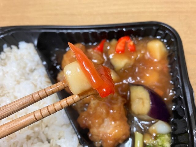 パプリカをお箸で掴んでいます。