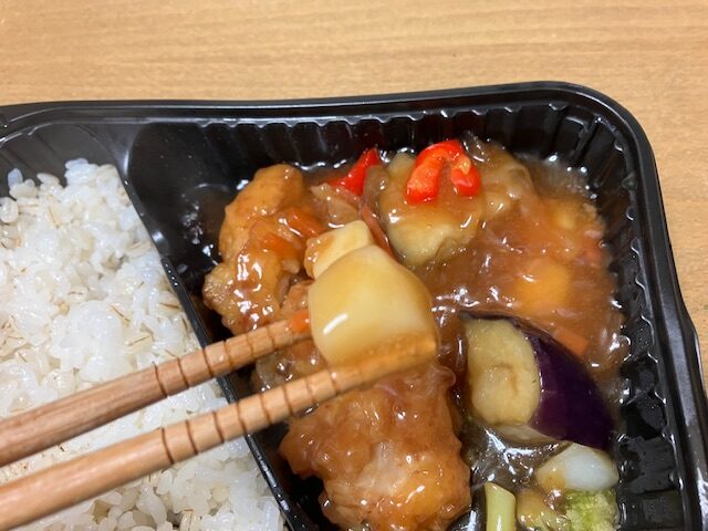ポテトをお箸で掴んでいます。