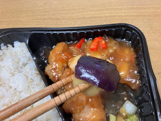 なすをお箸で掴んでいます。