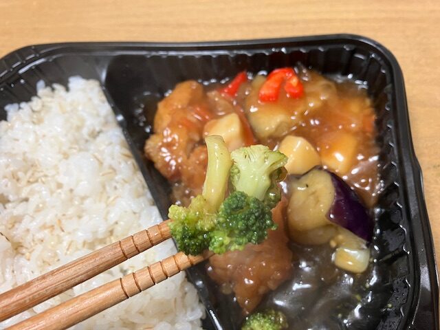 ブロッコリーをお箸で掴んでいます。