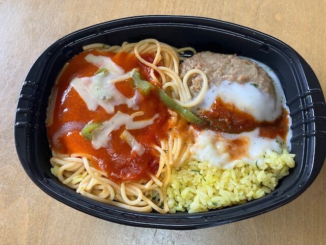 トップバリュ濃厚ナポリタン&ボロネーゼドリアとハンバーグの温め後です。