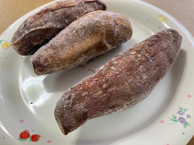 パッケージから焼き芋をお皿に移し替えました。