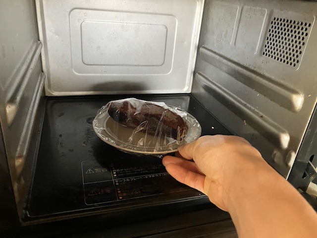 焼き芋をお皿に乗せて電磁レンジで温めます。