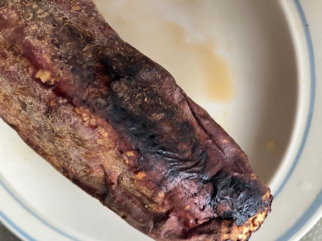 焼き芋の香ばしい焼き目が見えます。