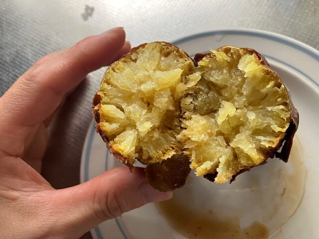 熱々の焼き芋を半分に分けました。