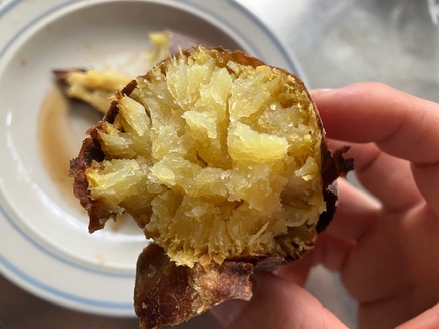 黄金色に輝く焼き芋の断面です。