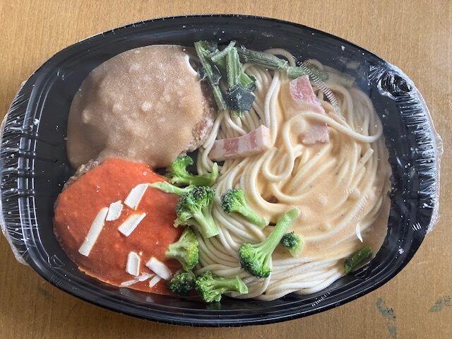 加熱する前のトップバリュ「ダブルハンバーグ＆カルボナーラ」です。