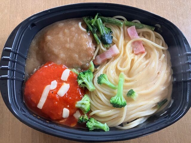 加熱後トップバリュ「ダブルハンバーグ＆カルボナーラ」です。