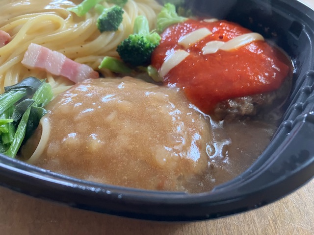 トップバリュ「ダブルハンバーグ＆カルボナーラ」のダブルハンバーグです。