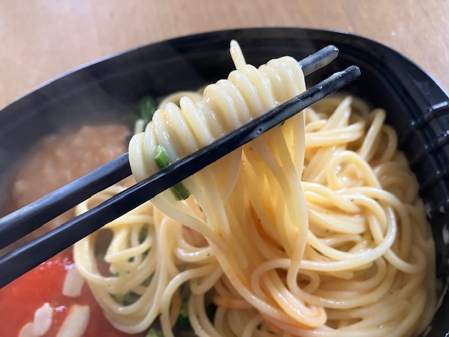 トップバリュ「ダブルハンバーグ＆カルボナーラ」のカルボナーラを箸ですくっています。